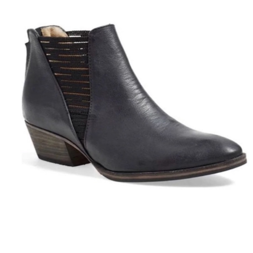 Aquatalia Farrah Leather Chelsea Ankle Boots size 5